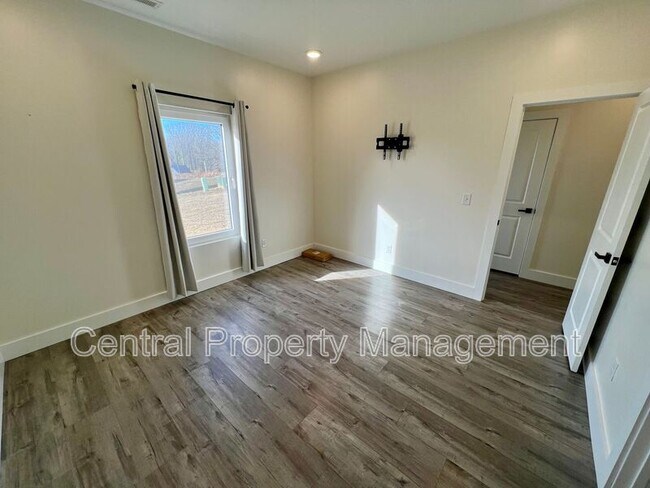 Building Photo - 30 Beverly Hills Dr