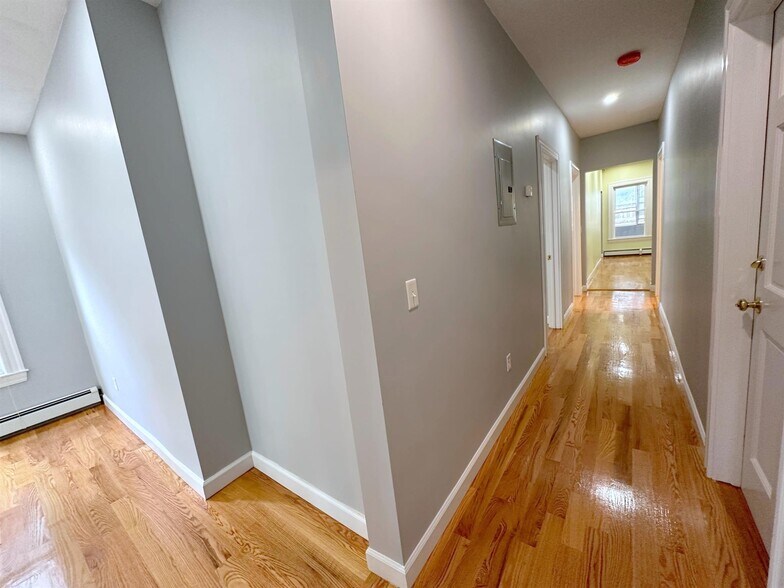 Building Photo - 295 Windsor St