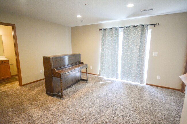 Building Photo - 3 Floor Townhome With Large Yard