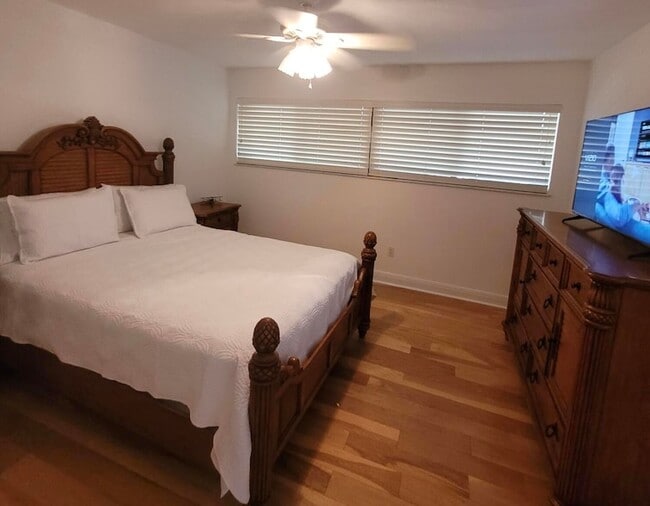 Building Photo - 625 NW North River Dr