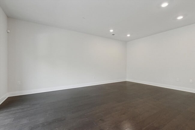 Building Photo - 3 Bedroom, 2.5 Bath Townhome in Steelpoint...