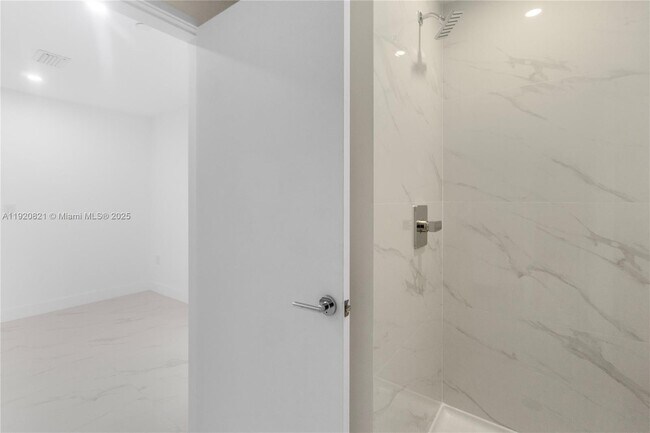 Building Photo - 700 NE 24th St