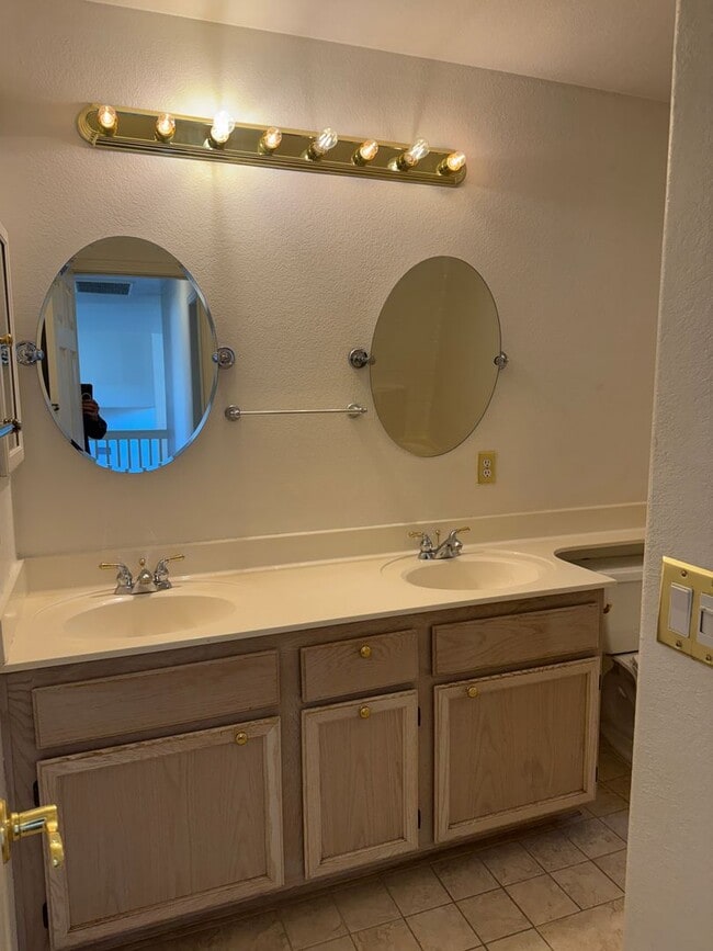 Building Photo - 4 Bedroom Corner Lot Great Location