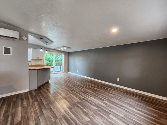 Building Photo - Remodeled 2 Bedroom in Lakewood! Great Loc...