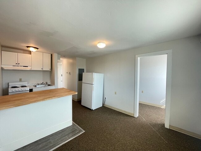 Building Photo - 251 Pine St