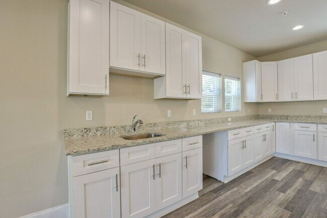 Building Photo - 537 Lorene St