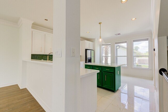 Building Photo - 3 bed, 3/1 bath updated townhome in the he...