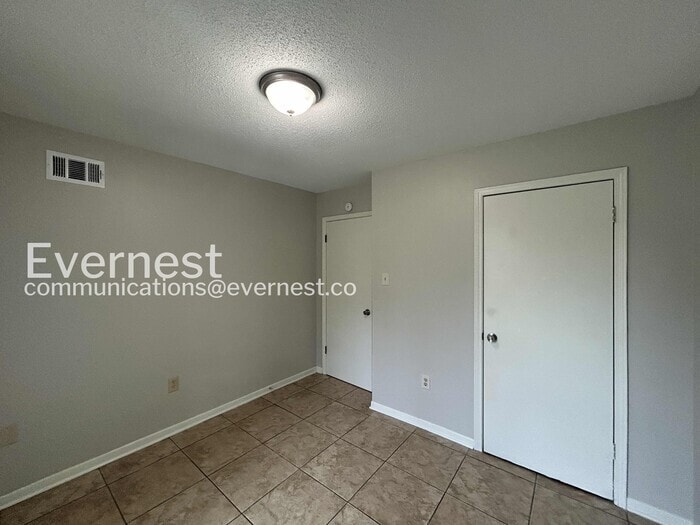 Building Photo - 8044 Oakbrook Dr
