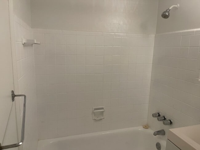 Building Photo - Updated 1 Bedroom 1 Bath Condo - Steps fro...