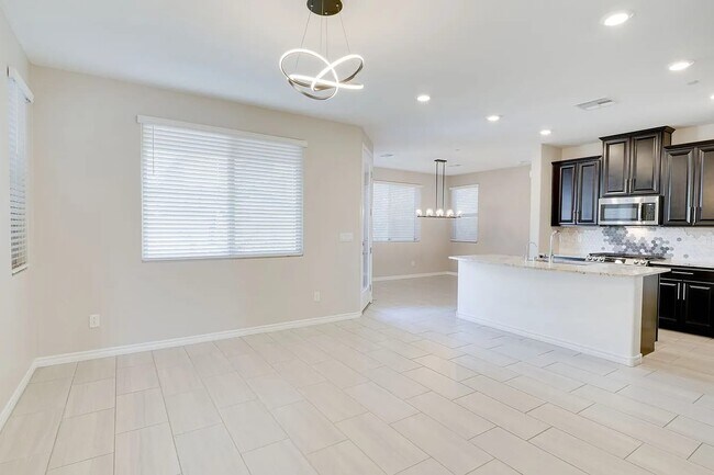 Building Photo - 932 Lotus Falls St