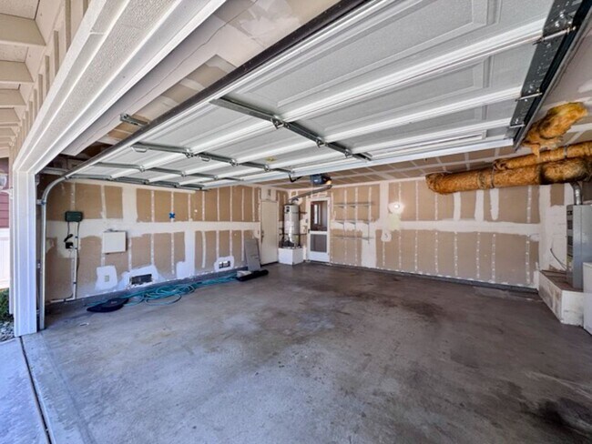Building Photo - Spacious 3 Bedroom Home with High Ceilings...