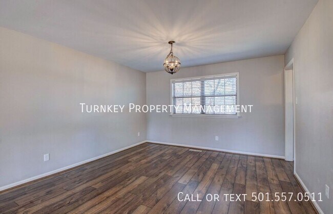 Building Photo - 2 Forest Maple Ct