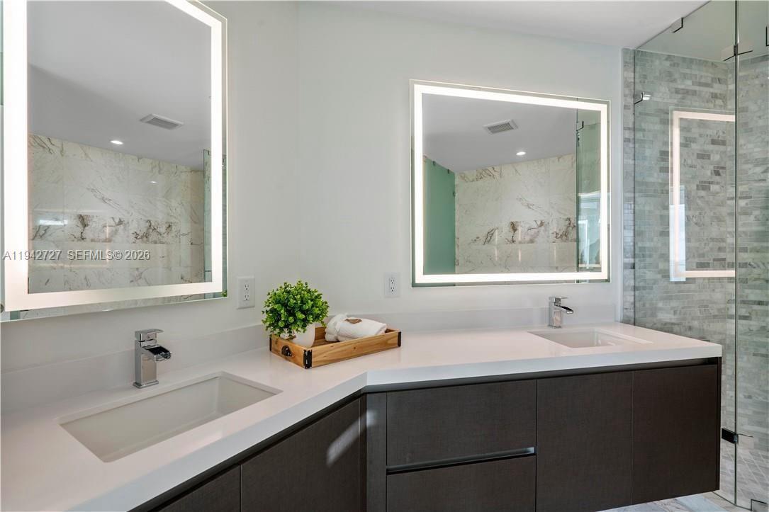 Building Photo - 851 NE 1st Ave