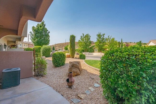 Building Photo - Upgraded 3 Bedroom Townhome in Desirable Southgate Community