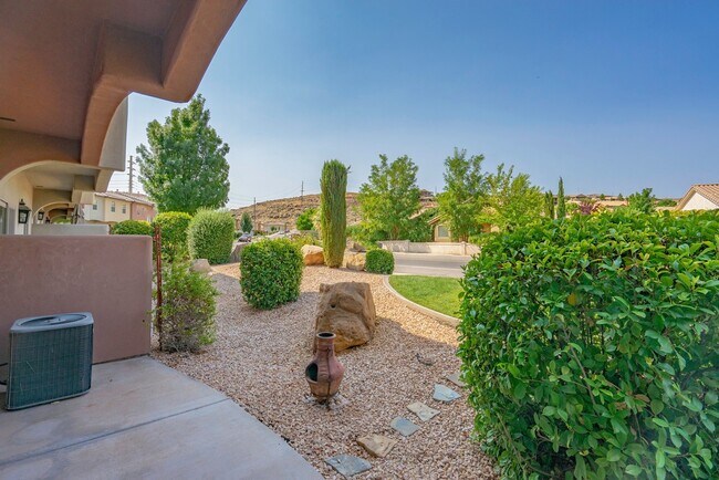 Building Photo - Upgraded 3 Bedroom Townhome