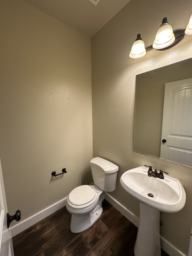 Building Photo - "Charming 4-Bed Home with Granite Accents & Hardwood Elegance in Meridian!"