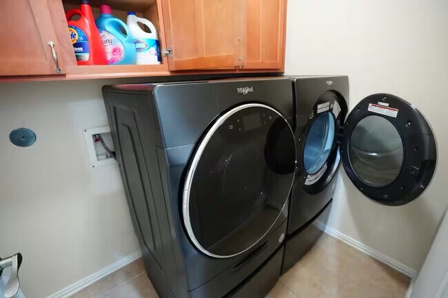 Building Photo - 5625 Dolores St