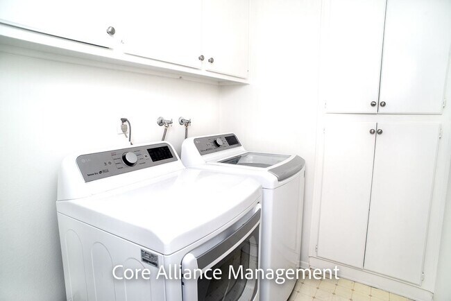 Building Photo - 18200 Andrea Cir S
