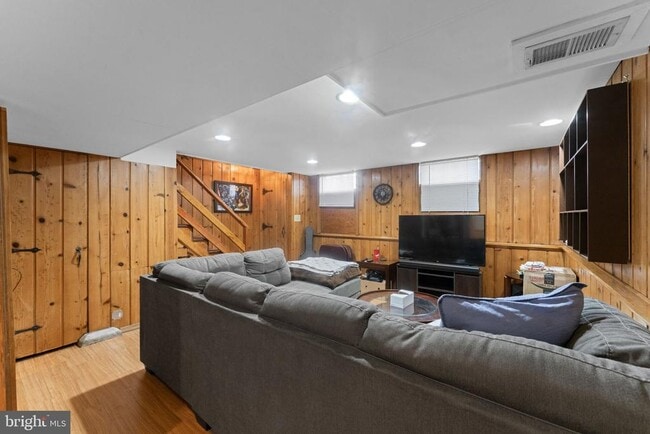 Building Photo - 5816 N Kings Hwy