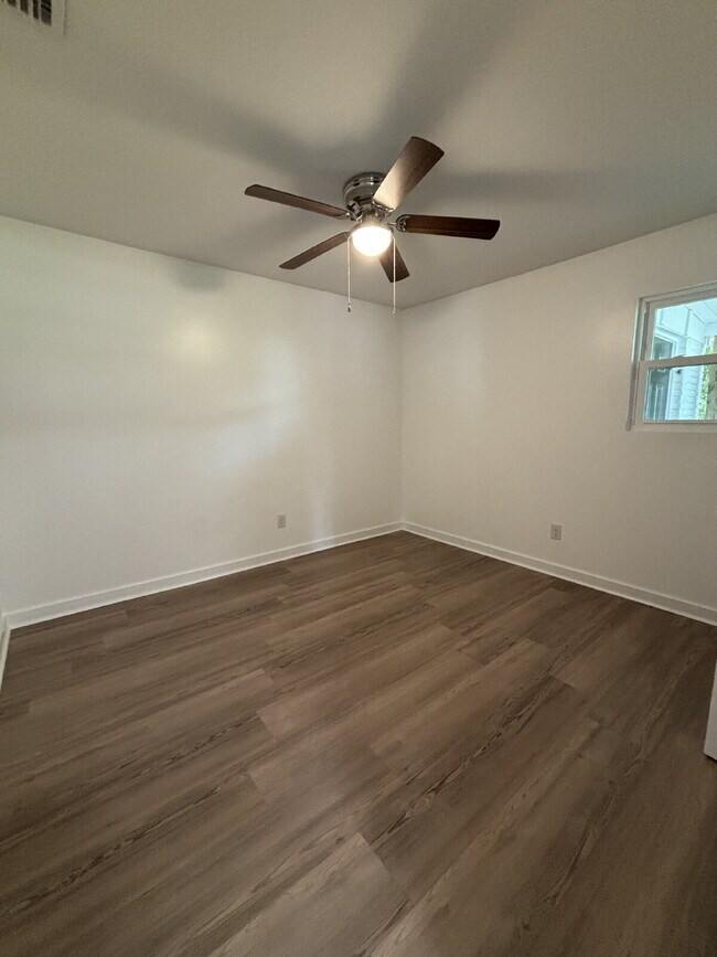 Building Photo - "Charming 2-Bed Gem in Lynn Haven - Cozy 7...