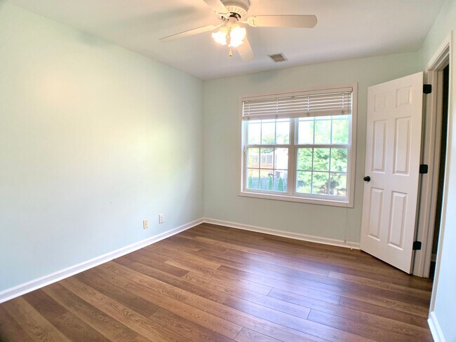 Building Photo - 2553 Emerald Ct