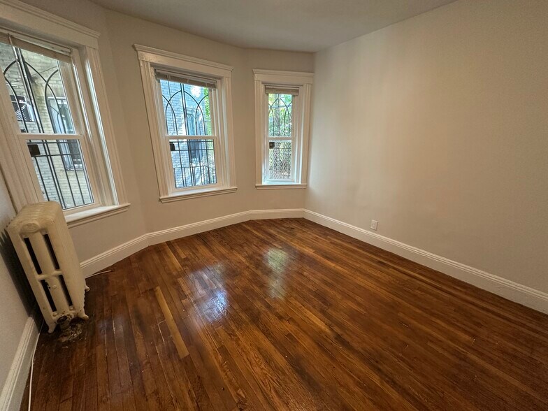 Primary Photo - 32 Worthington St