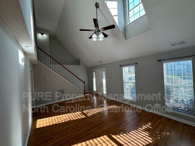 Building Photo - 12115 Landing Green Dr