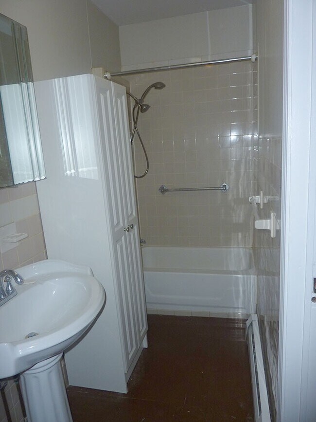 Building Photo - 204 River St