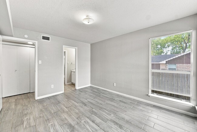 Building Photo - 4023 Briarglen Dr