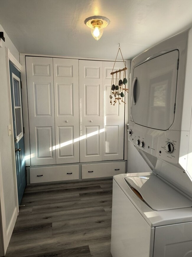 Building Photo - AVAILABLE NOW!!! 3 Bedroom in Roseville!