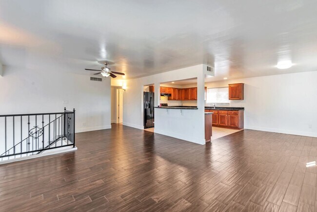 Building Photo - 1735 E La Jolla Dr