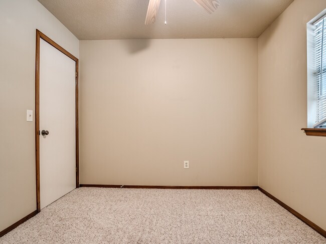 Building Photo - 1320 Frederick Dr