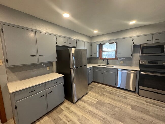 Building Photo - 2218 Rosewood Dr