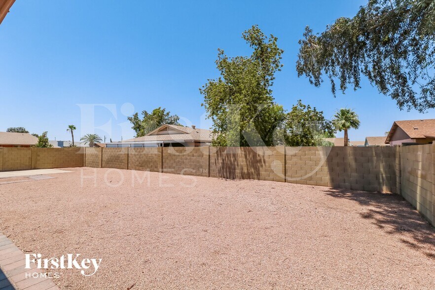 Building Photo - 5820 W Carol Ave