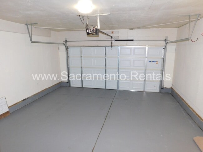 Building Photo - Great 3bd/2ba Home with 2 Car Garage!