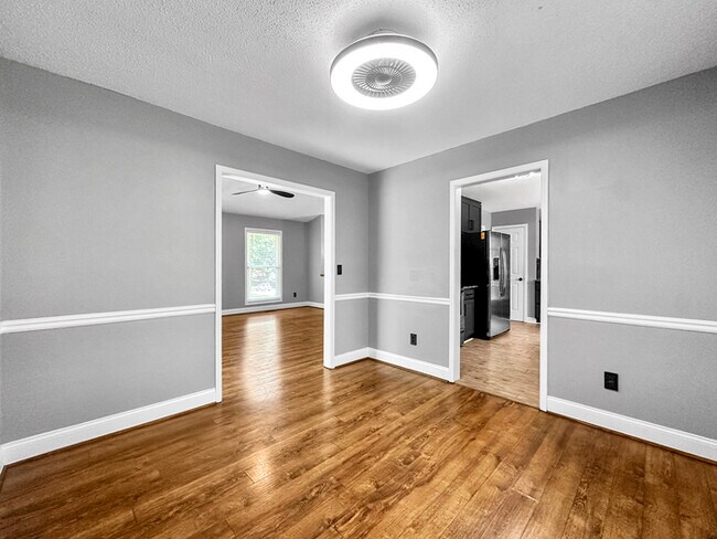 Building Photo - Beautiful 4-Bedroom Home with Modern Ameni...