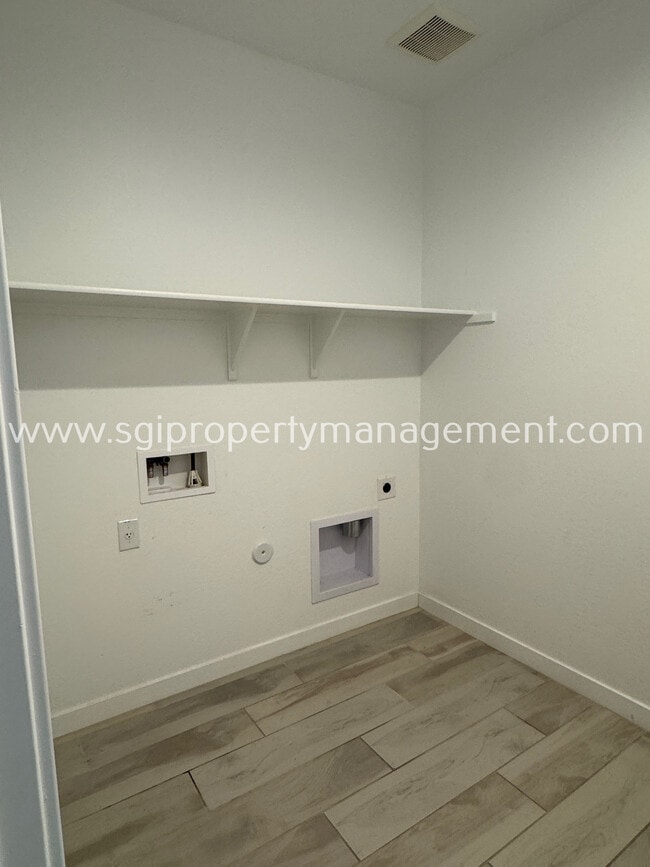 Building Photo - 16949 W Evergreen Rd