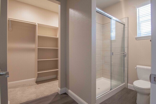 Building Photo - MOVE IN SPECIAL!!! $300 OFF FIRST MONTH'S ...
