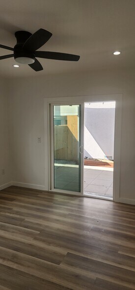 Building Photo - 950 N Kingsley Dr