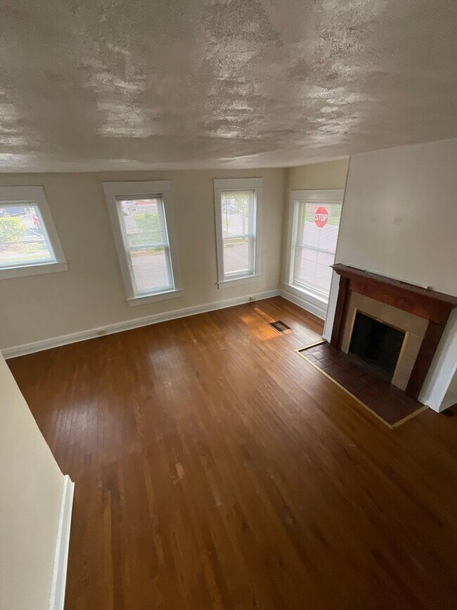 Building Photo - 4 BED HISTORIC BLOOMINGTON HOUSE!! *AVAILABLE AUGUST 2027*