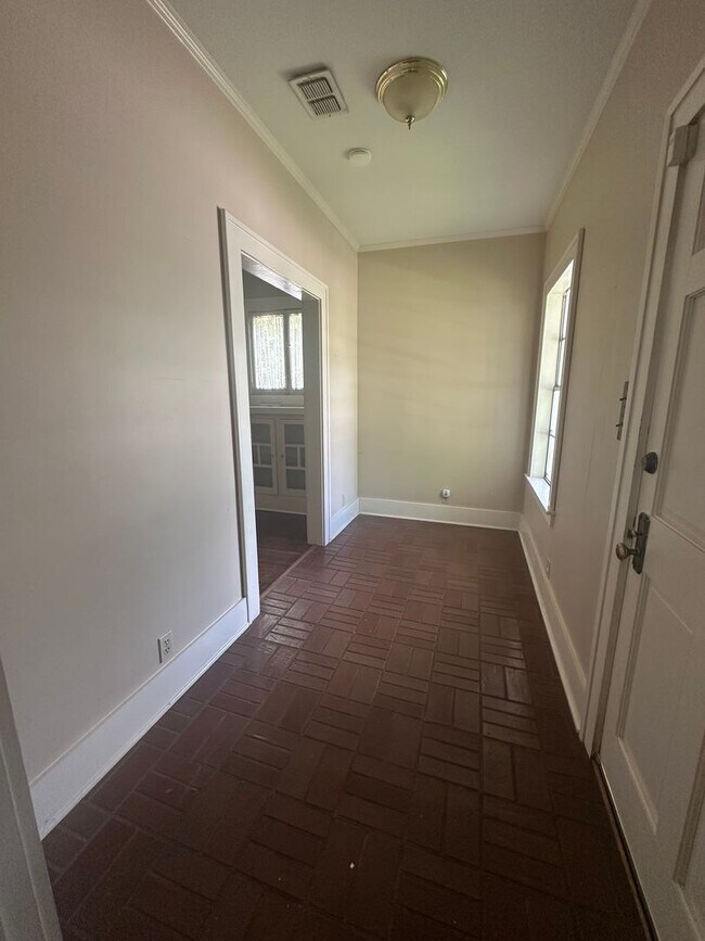 Building Photo - Gorgeous 4 Bedroom Home in South Highland