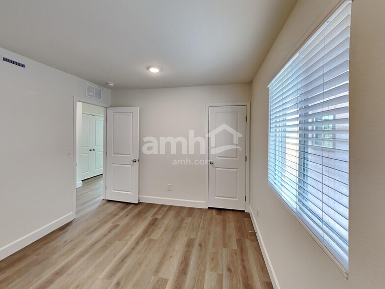 Building Photo - 10387 Medusita St