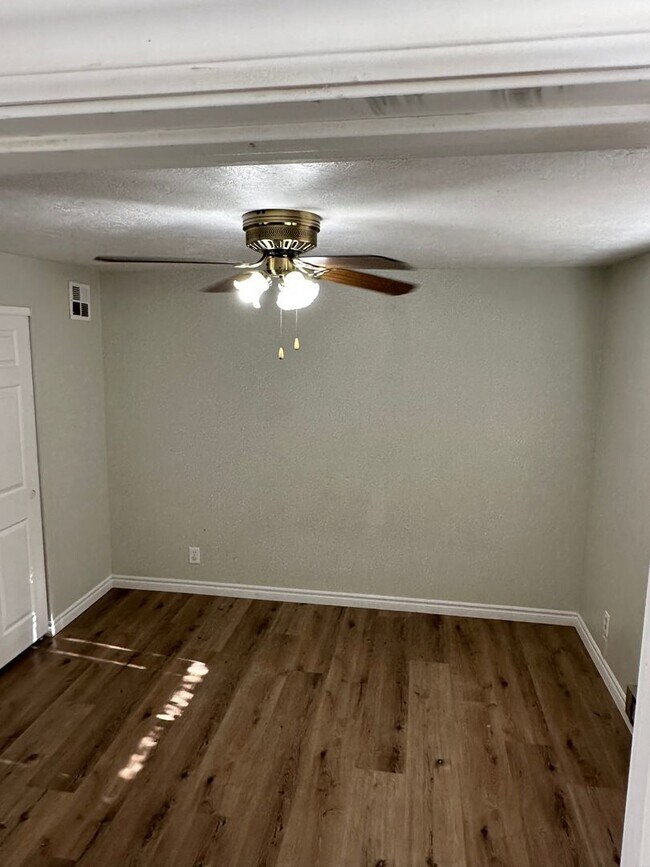 Building Photo - 3 Bedroom Home In St. George With Spacious Backyard