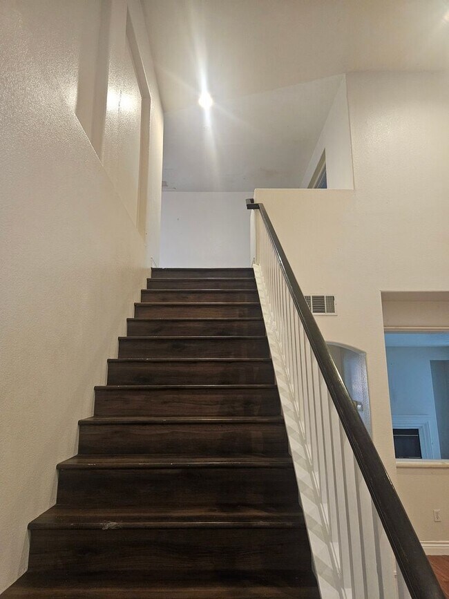 Building Photo - Spacious South Corona Home!