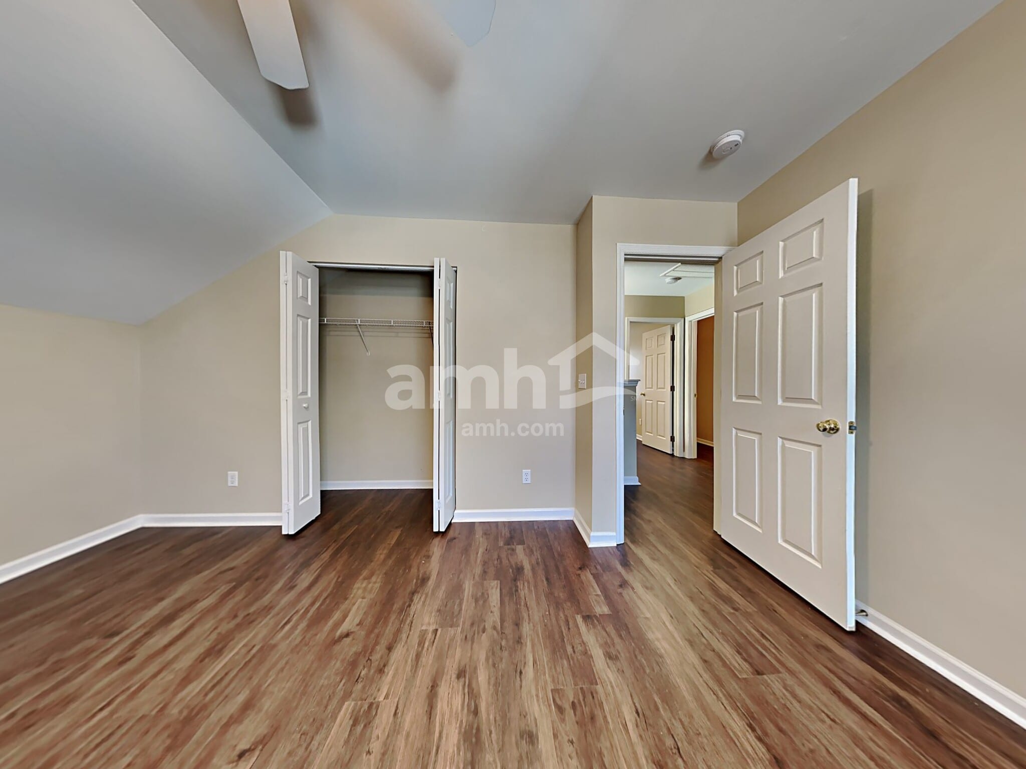 Building Photo - 9001 Greenbriar Dr