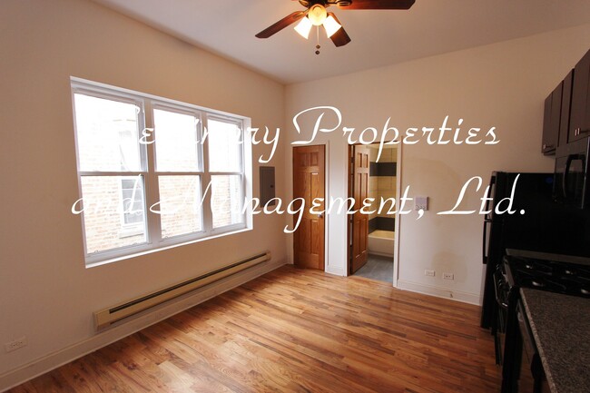 Interior Photo - 4502-04 N Paulina