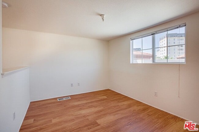 Building Photo - 5553 W 6th St