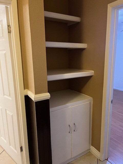 Building Photo - 814 E 6th St