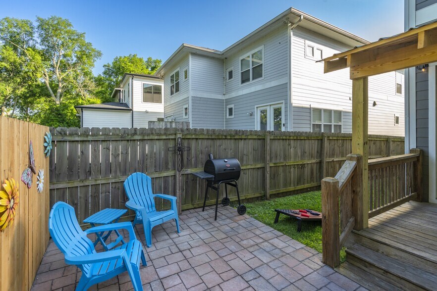 Private back yard with side yard - 1922 14th Ave N