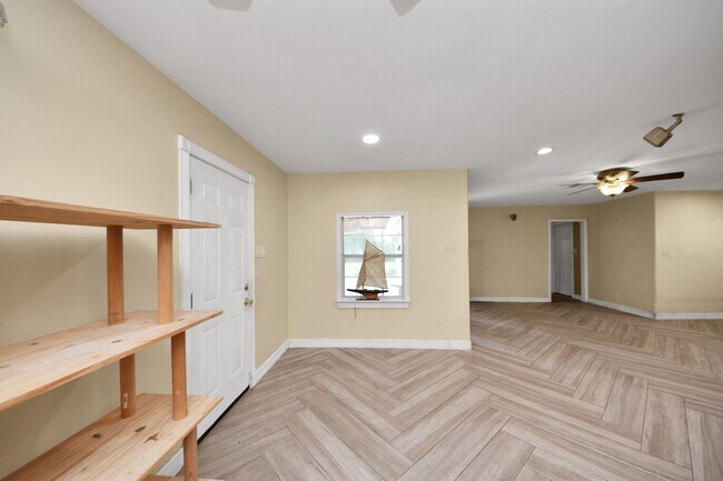 Building Photo - 7623 Barberton Dr